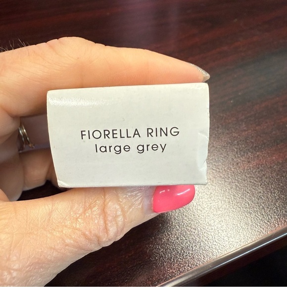 Avon Fiorella Silvertone Ring with Dark grey Pearl Accent size large vintage NIB - Picture 5 of 7